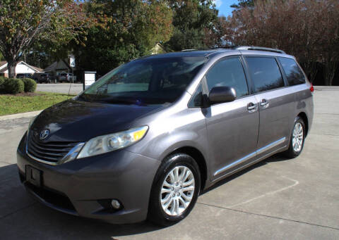 2013 Toyota Sienna XLE 7-Passenger Auto Access Seat