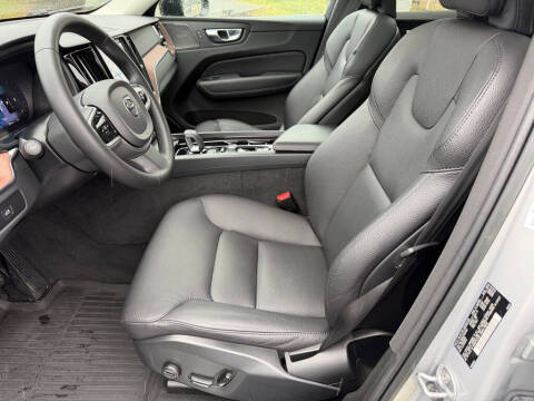 2023 Volvo XC60 B5 Plus Dark Theme