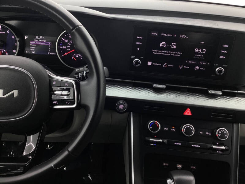 2023 Kia Carnival LX