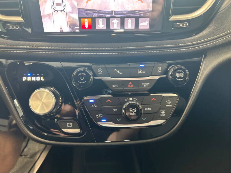 2027 Chrysler Pacifica Select