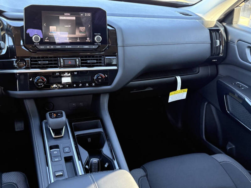 2025 Nissan Pathfinder SV