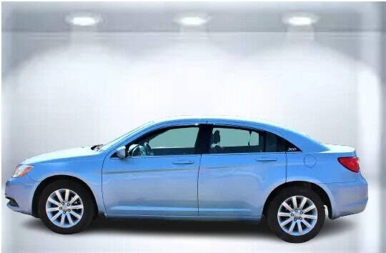 2013 Chrysler 200 Touring photo 2