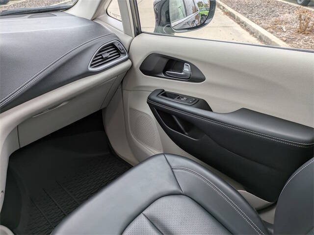 2024 Chrysler Pacifica Plug-In Hybrid Select