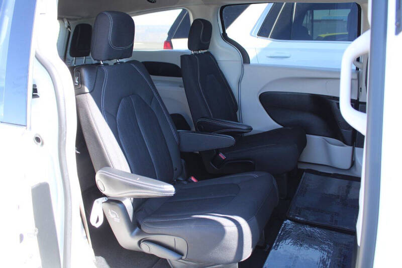 2022 Chrysler Voyager LX