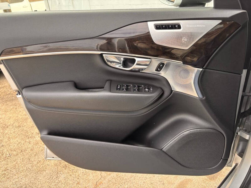 2016 Volvo XC90 T6 Momentum