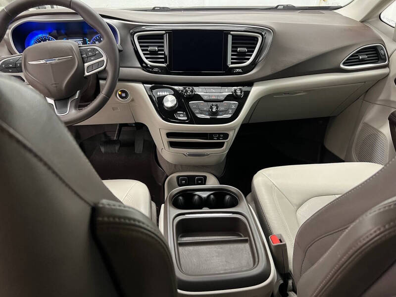 2017 Chrysler Pacifica Touring-L