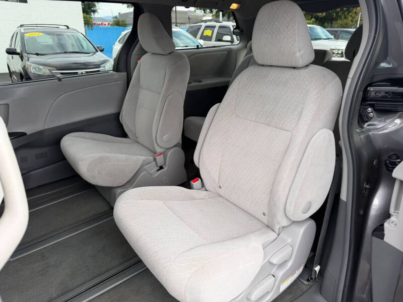 2017 Toyota Sienna LE 7-Passenger