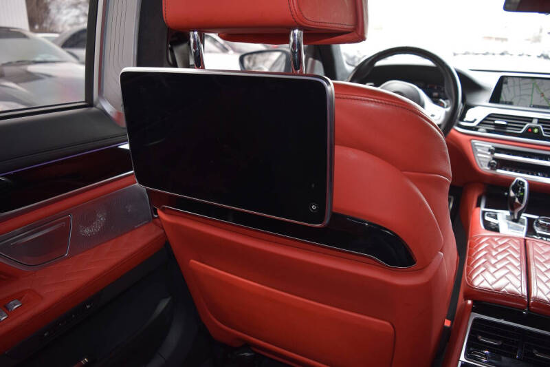 2022 BMW 7 Series M760i xDrive