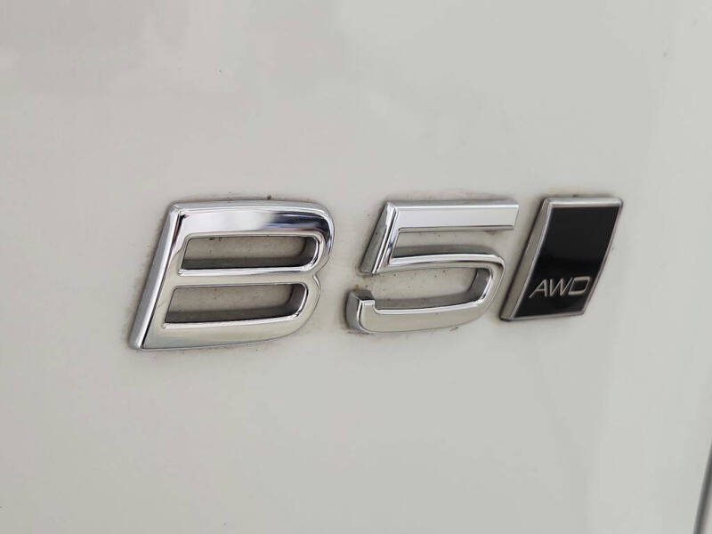 2023 Volvo XC40 B5 Plus Bright Theme