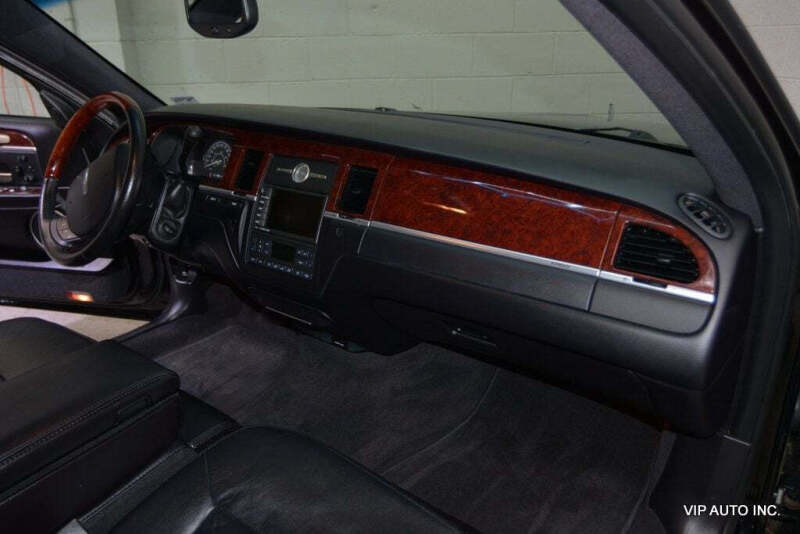 2005 Lincoln Town Car Signature Limited