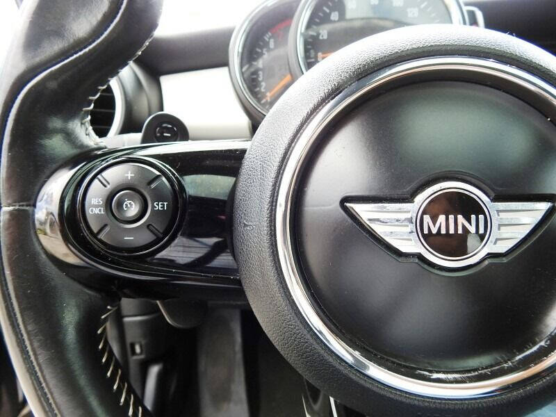 2017 MINI Hardtop Hatchback - $15,900