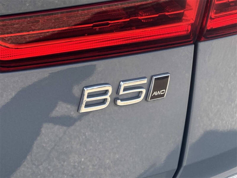 2024 Volvo XC60 B5 Plus Dark Theme