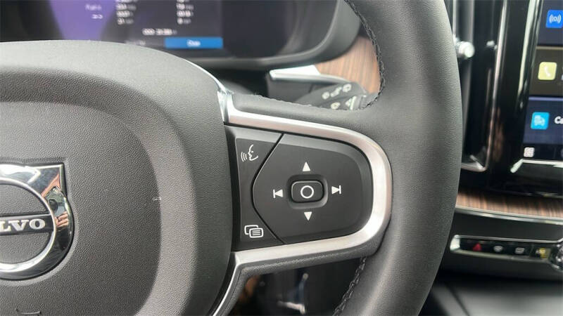 2022 Volvo XC60 B5 Momentum