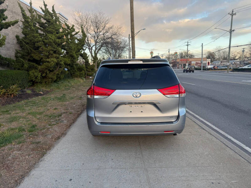 2014 Toyota Sienna LE 8-Passenger