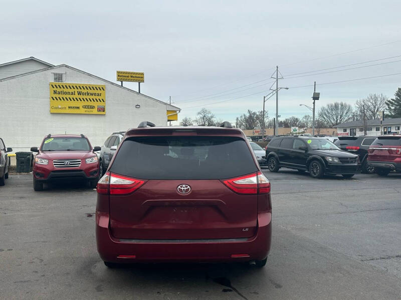 2015 Toyota Sienna LE photo 4