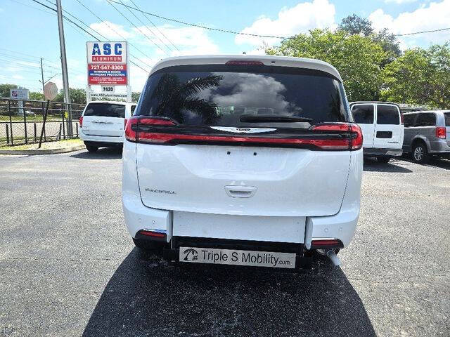 2025 Chrysler Pacifica Select