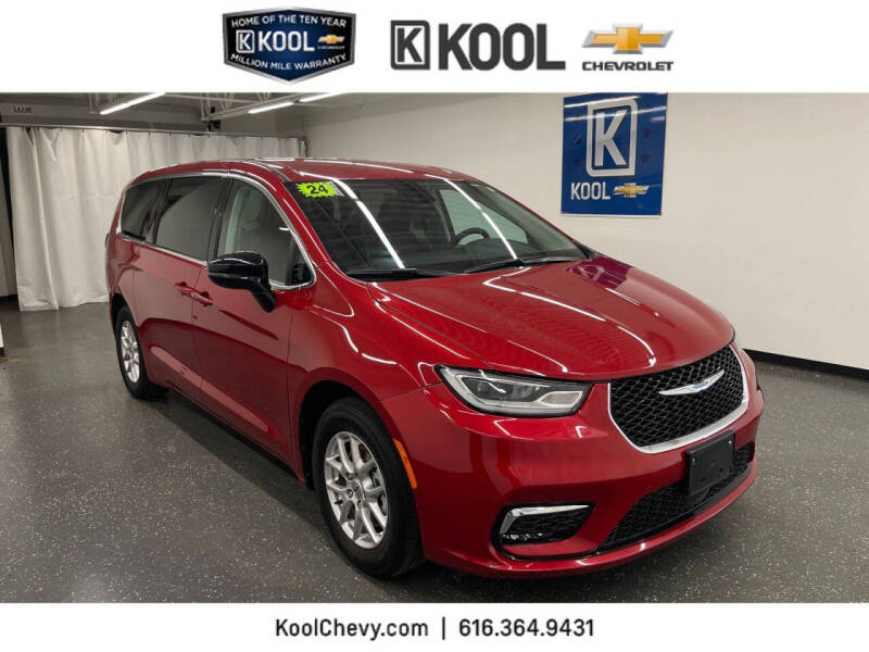 2024 Chrysler Pacifica Touring L's photo