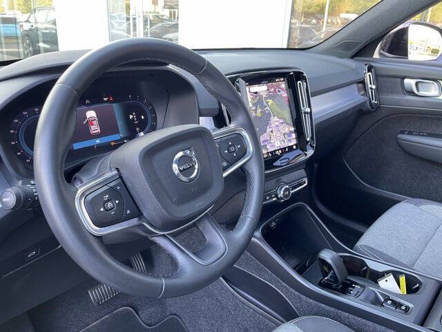 2025 Volvo XC40 B5 Core Bright Theme