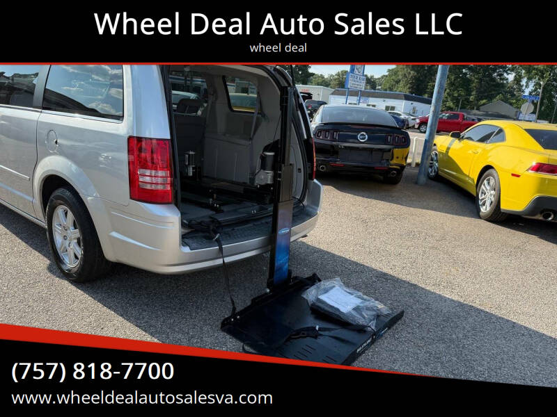 2010 Chrysler Town & Country Touring's photo