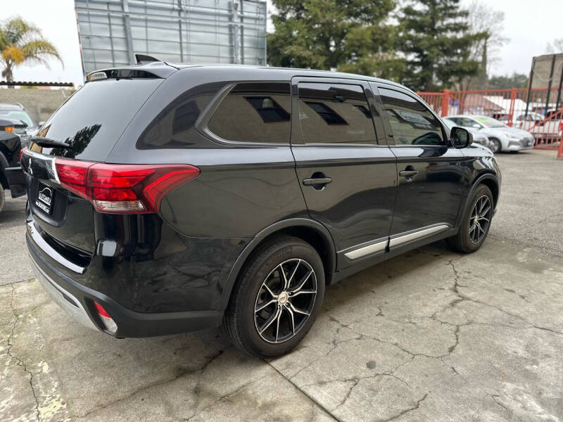 2020 Mitsubishi Outlander ES photo 4