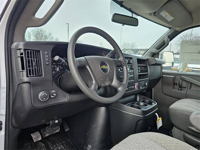 2025 Chevrolet Express 3500