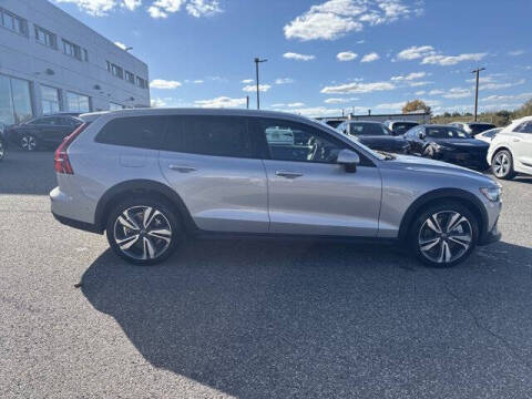 2025 Volvo V60 Cross Country B5 Plus