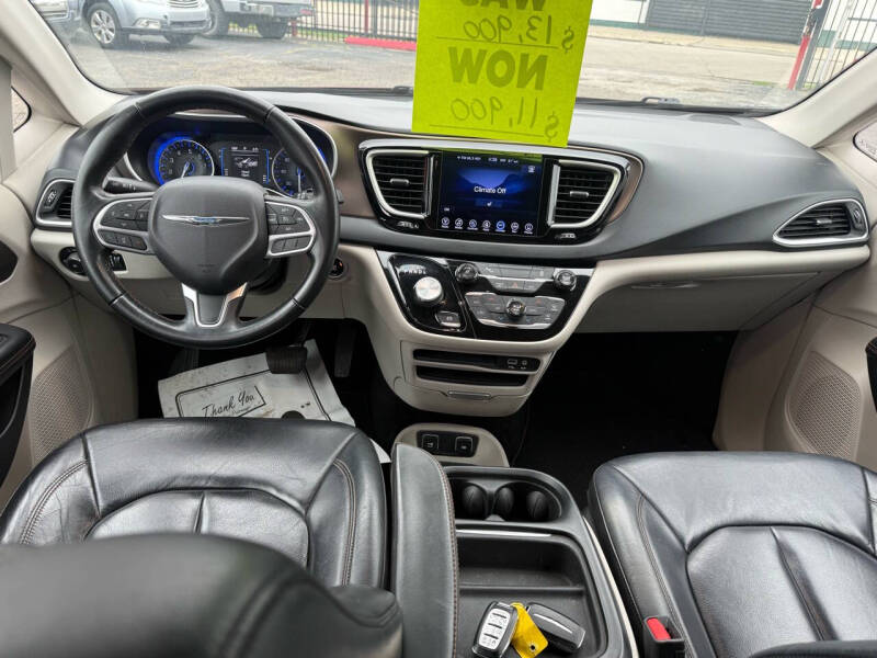 2017 Chrysler Pacifica Touring-L