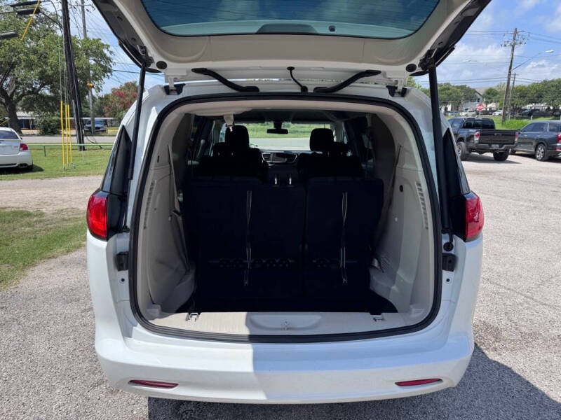 2022 Chrysler Voyager LX