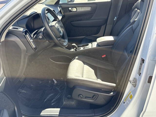 2025 Volvo XC40 B5 Core Bright Theme