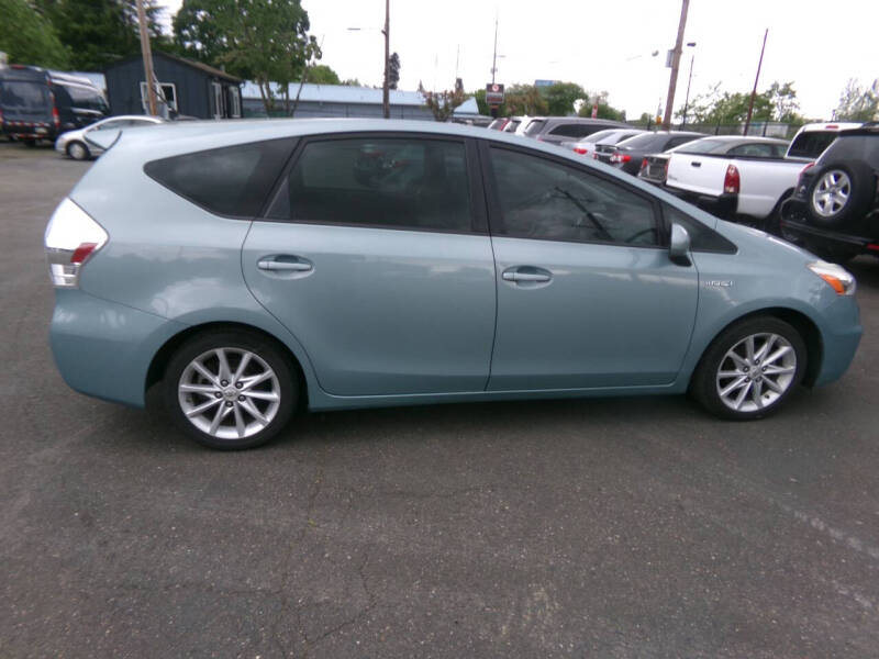 2014 Toyota Prius v Two
