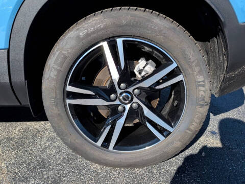 2025 Volvo XC40 B5 Core Bright Theme