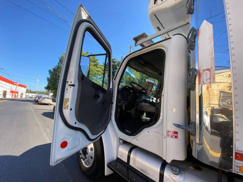 2005 Freightliner M2 106