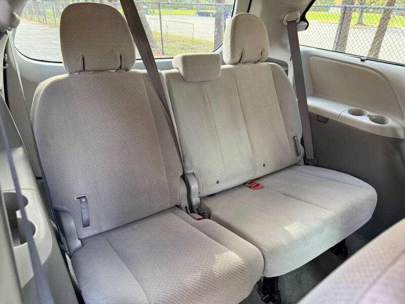 2014 Toyota Sienna LE Mobility 7-Passenger