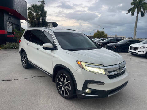 2022 Honda Pilot Touring w/Rear Captain's Chairs