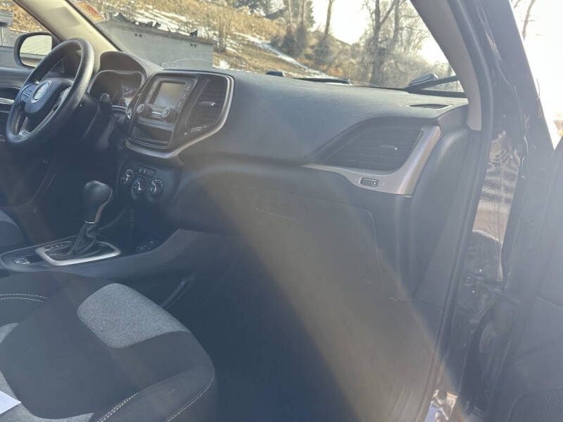 2016 Jeep Cherokee Sport