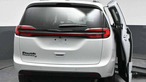 2026 Chrysler Pacifica Select