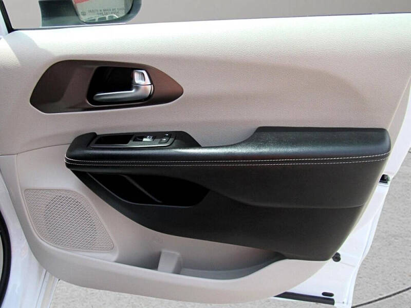 2022 Chrysler Voyager LX