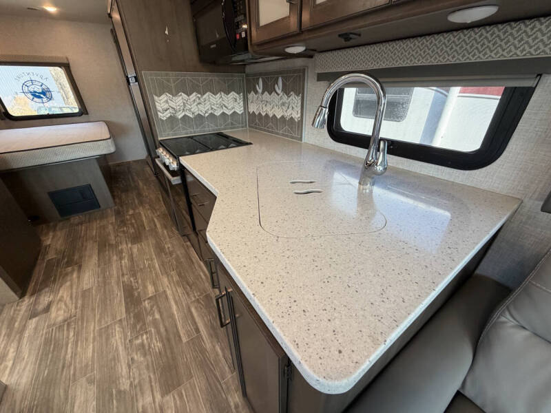 2022 Thor Motor Coach Hurricane 29M