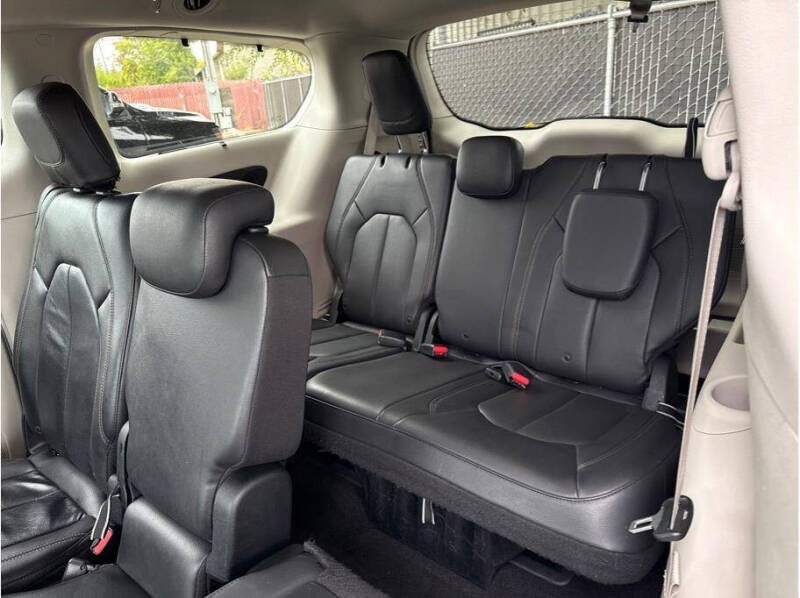 2017 Chrysler Pacifica Touring-L Plus