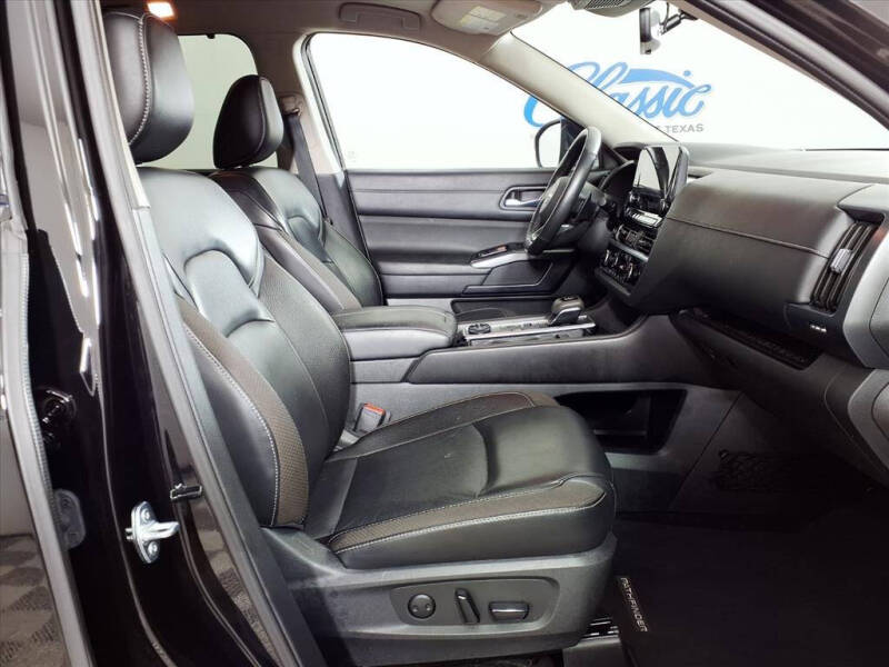 2023 Nissan Pathfinder SL