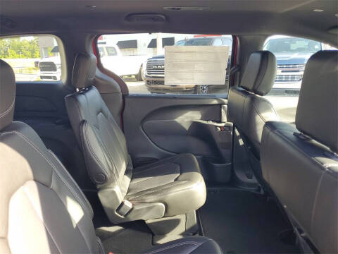 2025 Chrysler Voyager LX