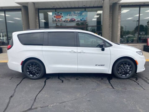 2025 Chrysler Pacifica Select