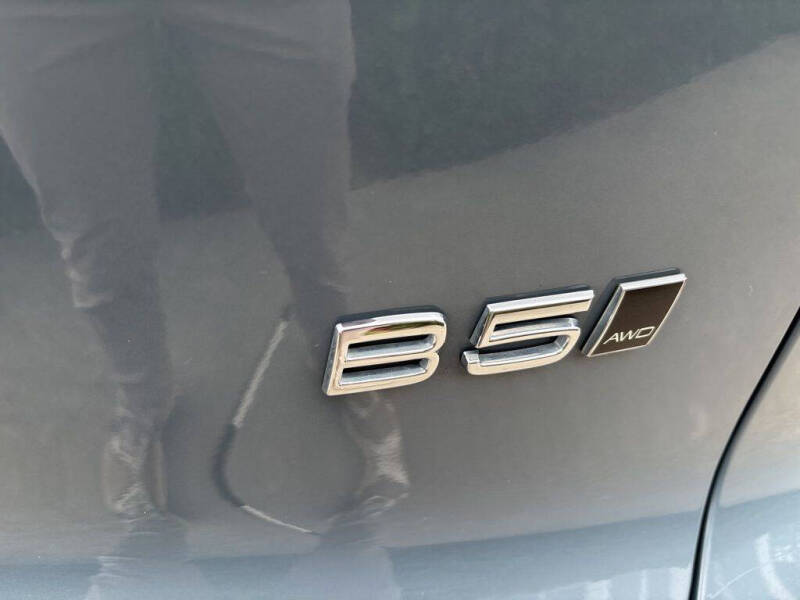 2023 Volvo XC40 B5 Plus Dark Theme