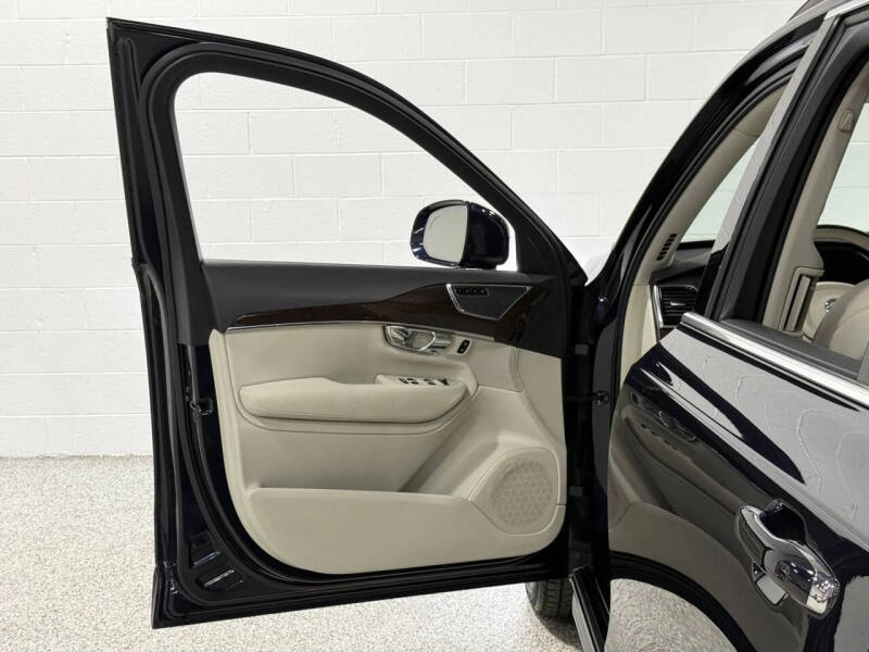 2016 Volvo XC90 T6 Momentum