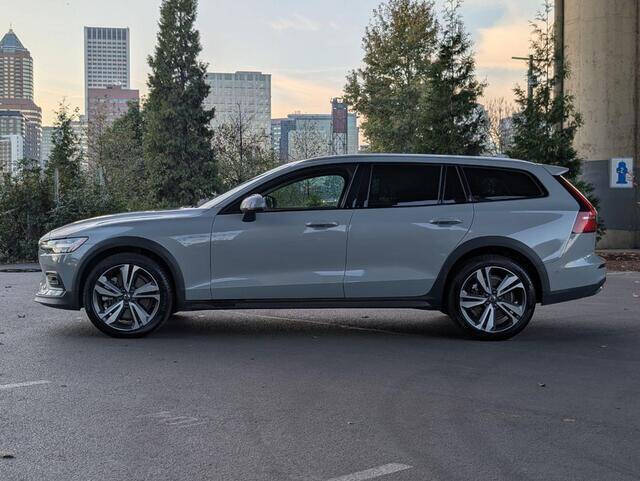 2025 Volvo V60 Cross Country B5 Plus