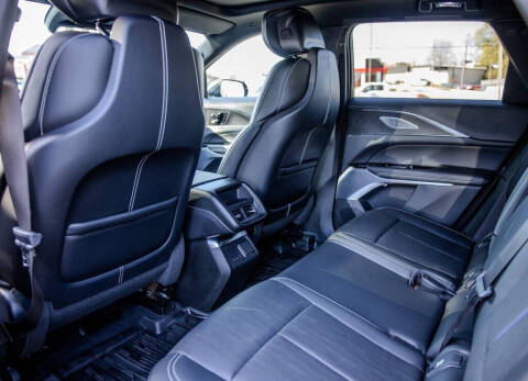 2024 Cadillac LYRIQ Luxury 2