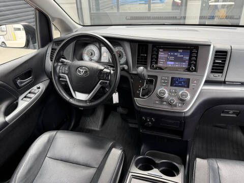 2020 Toyota Sienna SE 8-Passenger
