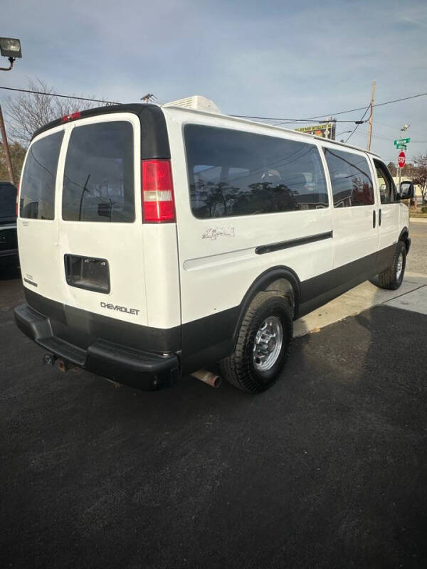 2003 Chevrolet Express Cargo null photo 3