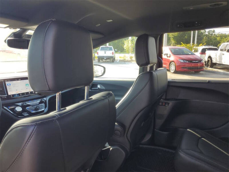 2025 Chrysler Voyager LX