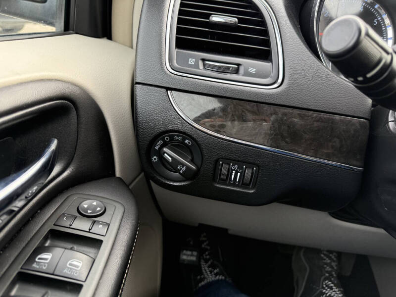 2013 Chrysler Town and Country Touring